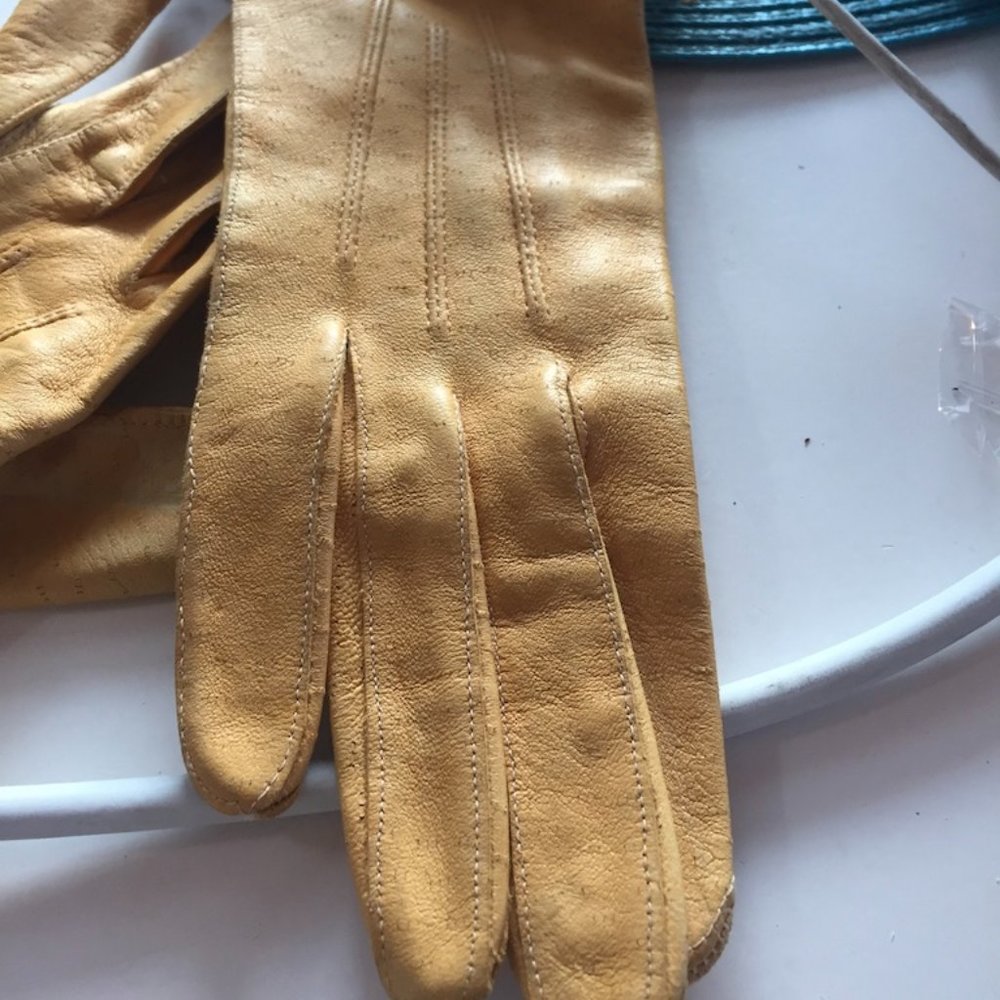 NEW LISTING Kid leather gloves